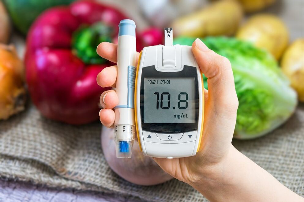 La diabetes mellitus se acompaña de un aumento de los niveles de azúcar en sangre.
